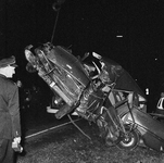 126859 Afbeelding van de berging van een verongelukte auto langs de Koningsweg te Utrecht, ter hoogte van Nieuw Amelisweerd.